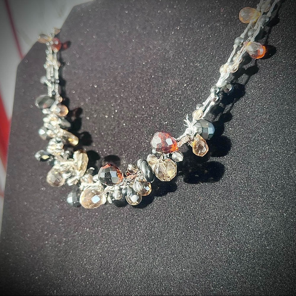 ☃️ Knotted Rhinestone Necklace - Picture 3 of 11